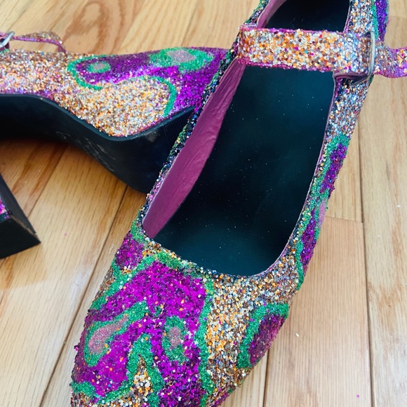 Custom One-of-Kind Gold Glitter Platform 5”Heels - Picture 6 of 6